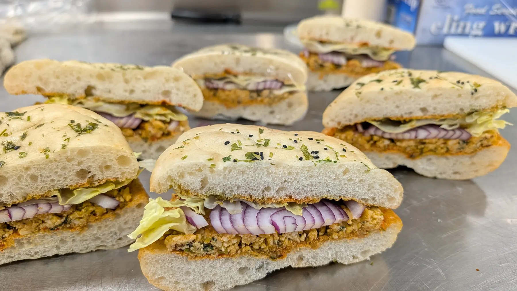 Bun sandwiches with onion and chutney